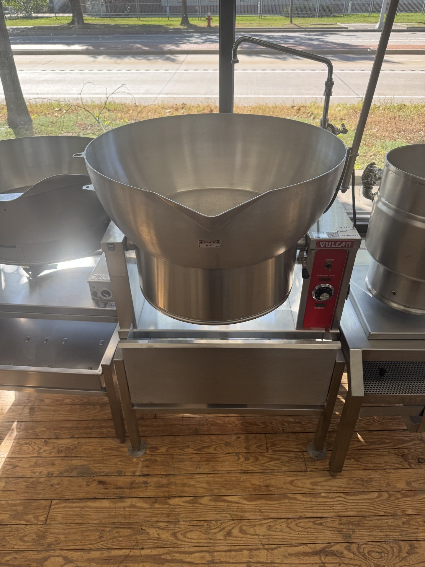 Reconditioned/Used: Vulcan VGCTS16 Skillet/Braising Pan
